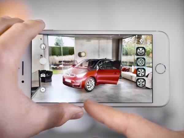 Avec BMW i Visualiser, le constructeur renforce sa communication client multicanal transformant les images bidimensionnelles et le texte en une expérience client tridimensionnelle.