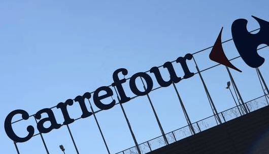 Carrefour voit rouge. L'enseigne d'origine française s'est laissée distancer par Amazon... Au programme : des rachats et des alliances. L'heure de la transformation a sonné.