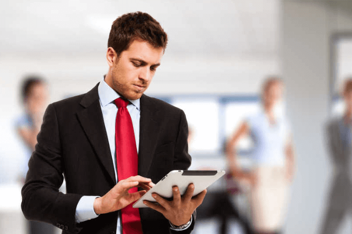 Depuis quelques années, la Sales Intelligence est devenue une expression incontournable pour les commerciaux B2B. Mais de quoi parle-t-on réellement lorsqu’on fait référence à la Sales Intelligence ? Comment l’adopter ? Quels sont ses usages ?
