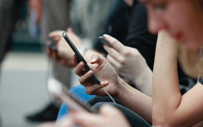 84% des Belges de 18 à 75 ans possèdent ou ou ont accès à un smartphone, tandis que 82% possèdent un laptop