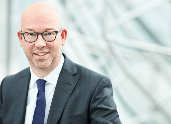 Six CEO sur dix estiment que l’IA aura des répercussions plus importantes que l’internet. Après les craintes, une vue plus optimiste.