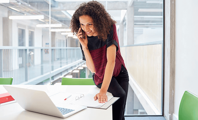 La technologie de réseau LiFi (Light-Fidelity) permet de transmettre des données sans fil en utilisant la lumière. Signify (ex-Philips Lighting) l'a testé chez plus de 30 clients...