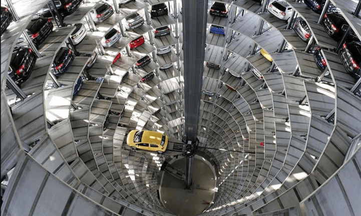 Volkswagen choisit AWS, en particulier AWS IoT, pour bâtir sa plateforme cloud. Un Data Lake va compiler les données des 122 usines...