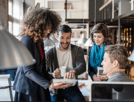 AI-RICOH.jpg Les employés sont 54 % à penser que les employeurs utiliseront l’AI et d’autres technologies pour améliorer l’expérience de travail.