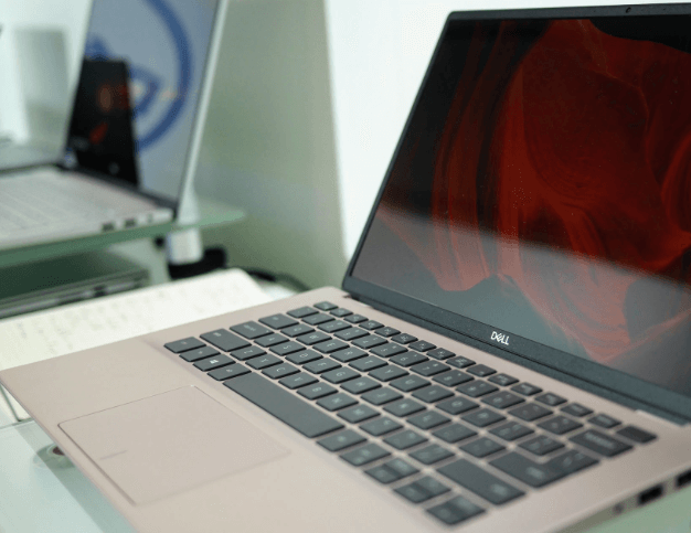 PC-DELL.jpg L'offre n'a pas suivi. Avec 53,2 millions d’unités expédiées, le marché mondial des PC traditionnels (PC de bureau, PC portables et stations de travail) s’est ainsi contracté de 9,8 % au premier trimestre 2020, estime IDC