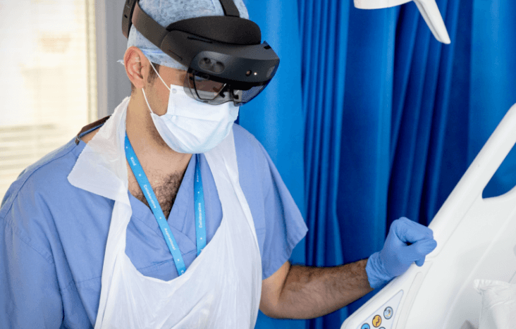 HOLOLENS2.jpg Trois ans après la première intervention chirurgicale holographique, Microsoft et l’hôpital parisien Avicenne AP-HP ont réalisé un 'marathon' d'opérations chirurgicales épaulées par des casques HoloLens 2, impliquant plus de 15 chirurgiens dans 13 pays différents