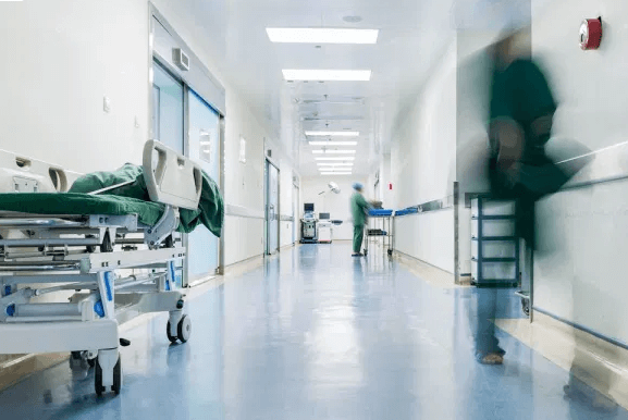HYPERCONVERGENCE.jpg Cluster à 12 noeuds. La nouvelle installation de VMware va favoriser l’innovation et permettre au groupe hospitalier de fournir facilement de nouveaux services informatiques et d’accélérer les processus administratifs.