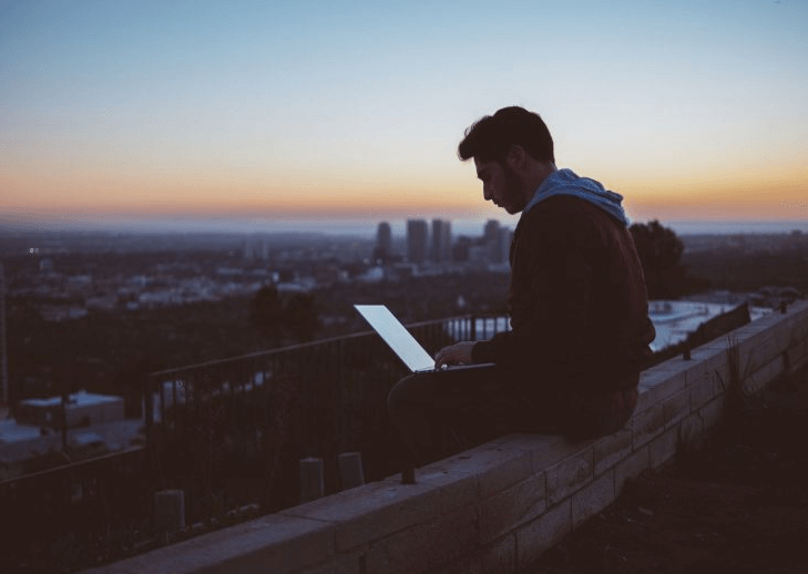 ACCES UNIVERSEL.jpg À l'heure actuelle, on ne devrait plus faire de distinction entre accès dans les locaux de l'entreprise et accès à distance. La transition vers le télétravail imposée par la pandémie a prouvé que les collaborateurs restaient productifs où qu'ils soient