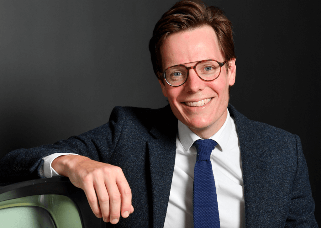 CHARLIE CLARCK.jpg «Souriez et adoptez une vraie gestuelle. La gestuelle sert la relation; elle remet de l’humain dans le numérique ! C'est précisément ce qui nous manque...» Tels sont les premiers conseils du journaliste et expert en stratégie orale, Charlie Clarck, fondateur du cabinet Whistcom