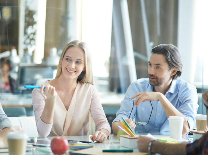 EMPLOYES.jpg «À l'heure où la guerre des talents fait de nouveau rage, les employeurs devront tout faire pour se différencier des autres. Le soutien au télétravail et une plus grande attention portée au bien-être des collaborateurs dans ce nouvel environnement de travail en sont des exemples importants. Mais c'est aussi au niveau du package salarial que les entreprises pourront faire la différence dans un monde où c'est au tour du candidat, ou de l’employé, de faire la différence», affirme Joël Poilvache, Director, Robert Half BeLux.