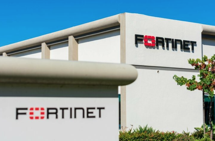 FORTINET-ZTNA.jpg ZTA se concentre sur la compréhension de qui et quoi accède au réseau, alors que ZTNA tourne autour de l'accès aux applications et est souvent considéré comme une alternative à l'utilisation d'un VPN