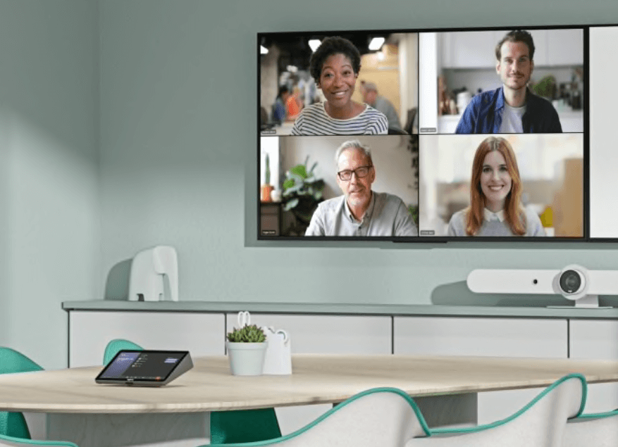 LOGITECH SCRIBE.jpg Fixée au-dessus du tableau blanc, la caméra Scribe de Logitech rapproche les participants connectés à distance. Une proximité pour mieux collaborer.