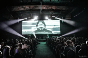 In de echte wereld heeft de verzekering haar modellen kunnen industrialiseren om bijna alle risico's te dekken op een manier die aanvaardbaar is voor de verzekerde en winstgevend voor de verzekeraar. En in de digitale wereld? De specifieke kenmerken van het fluctuerende, ongrijpbare en potentieel verwoestende cyberrisico dagen de sector uit zichzelf opnieuw uit te vinden.